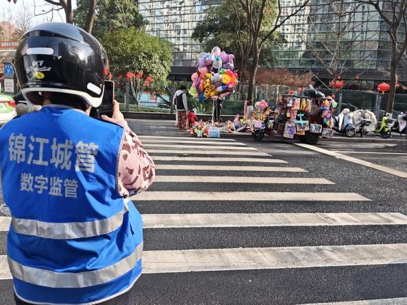 精治城市迎新春 “绣花功夫”织“年味”